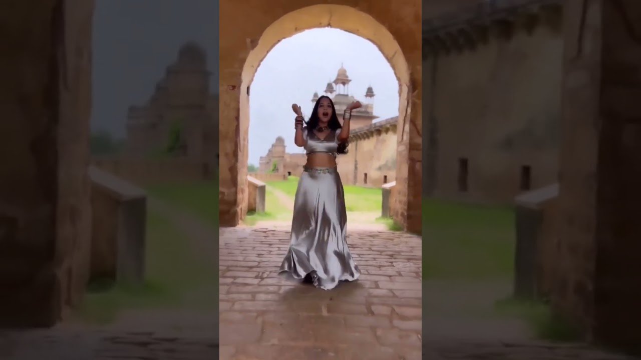 Belle Femme du Monde Vêtements Robe Satin